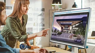 Equipe comparando os planos do SketchUp na tela